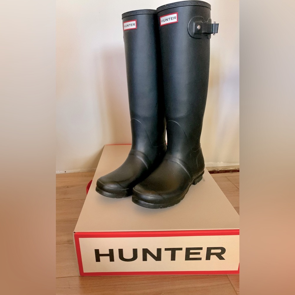 Hunter Women’s Matte Black Original Tall Rain Boot | Size 8 | w/Fitted Socks ☔️